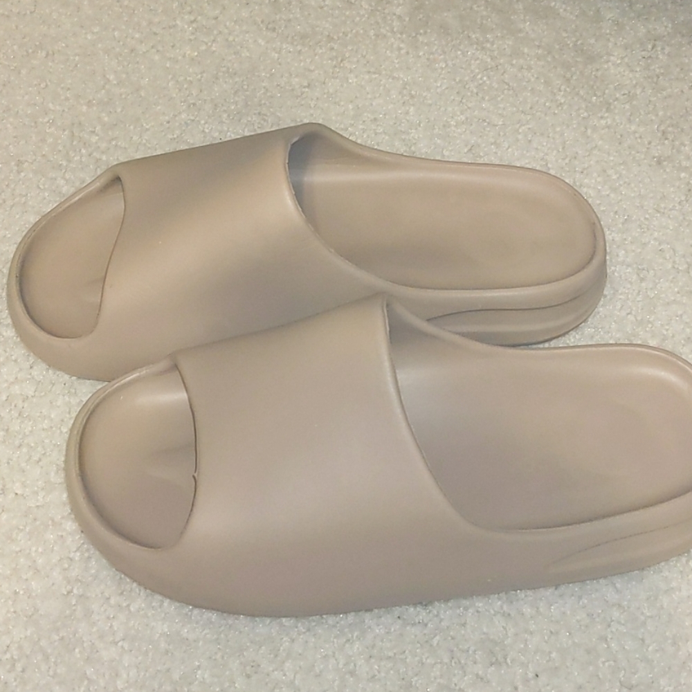 Trendy Yeezy slides